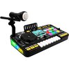 Czarna konsola DJ z mikrofonem, kolorowymi przyciskami i klawiszami, z widocznymi napisami: "DJ CONTROLLER", "FWD+", "TEMPO", "LaunchPad", "SONG LIST". Na boku konsoli znajdują się podświetlane elementy w kolorach zielonym, niebieskim i żółtym.