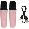 Dwa różowe mikrofony z czarnymi siatkowymi osłonami na górze, każdy z trzema przyciskami na obudowie, obok znajduje się czarny kabel USB z końcówkami USB-A i USB-C.