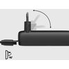 Czarny powerbank z wbudowaną wtyczką, która jest pokazana w ruchu obrotowym, oraz podłączonym kablem. W lewym dolnym rogu znajduje się ikona z wtyczką i napisem "90°".