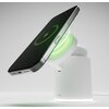 Biała ładowarka indukcyjna SBS 2w1 15W MagSafe z telefonem umieszczonym na magnetycznym uchwycie, z widocznym zielonym pierścieniem świetlnym wokół miejsca ładowania. Na podstawie ładowarki znajduje się logo "sbs".