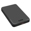 Czarny powerbank z logo "sbs" na powierzchni, posiada port USB z czerwonym wnętrzem oraz cztery niebieskie diody sygnalizacyjne na boku. Produkt ma gładką, prostokątną obudowę z zaokrąglonymi krawędziami.