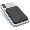 Czarny powerbank z logo "sbs" leży na srebrnym smartfonie, z widocznymi dwoma obiektywami aparatu. Na powerbanku znajdują się niebieskie diody sygnalizacyjne oraz czerwony port.