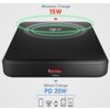 Czarny powerbank z widocznym oznaczeniem "qi" na powierzchni, oferujący ładowanie bezprzewodowe 15W oraz przewodowe PD 20W przez port typu C. Na zdjęciu znajdują się również ikony sugerujące kompatybilność z różnymi urządzeniami elektronicznymi.