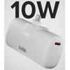 Biały powerbank z logo "sbs" i czterema diodami LED, z widocznym portem USB oraz wtyczką, na tle dużego napisu "10W".