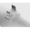 Zdjęcie przedstawia biały powerbank z trzema wtyczkami: USB-C, micro USB i Lightning, umieszczonymi na jego powierzchni. W tle widoczna jest gładka, jasna powierzchnia.