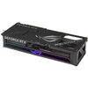 Czarna karta graficzna z widocznymi napisami "GEFORCE RTX" oraz "ROG STRIX" na obudowie. Na powierzchni karty znajduje się logo producenta, a w dolnej części widoczne są kolorowe elementy świetlne.