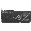 Na zdjęciu znajduje się karta graficzna z widocznym napisem "GEFORCE RTX" oraz logo producenta. Na powierzchni karty widoczny jest również napis "ROG STRIX" oraz oznaczenia "<P MODE> <Q MODE>".