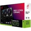 Pudełko przedstawia kartę graficzną z trzema wentylatorami, z logo "ROG Strix" i napisem "ROG STRIX GAMING GRAPHICS CARD". Na opakowaniu widnieją napisy: "Republic of Gamers", "OC Edition", "12GB GDDR7 Memory", "DLSS 4", "Ray Tracing", "Reflex", "Studio",