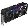 Karta graficzna z trzema dużymi wentylatorami, na których widnieje napis "STRIX" oraz logo producenta. Na górnej krawędzi obudowy znajduje się napis "GEFORCE RTX", a na powierzchni karty widoczne są kolorowe wzory i logo producenta.