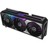 Karta graficzna z trzema dużymi wentylatorami, z których każdy ma logo "STRIX" na środku. Na obudowie widoczne są napisy "GEFORCE RTX" oraz "ROG", a także podświetlenie RGB w różnych kolorach.