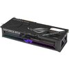 Czarna karta graficzna z widocznymi napisami "GEFORCE RTX" oraz "ROG STRIX" na obudowie. Na boku karty znajduje się podświetlane logo w kolorze fioletowym oraz wzór z punktów świetlnych.