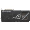 Czarna karta graficzna z widocznym napisem "GEFORCE RTX" oraz logo producenta w srebrnym kolorze. Na powierzchni karty znajduje się również napis "ROG STRIX" oraz oznaczenia "P MODE" i "Q MODE".