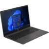Na zdjęciu widoczny jest laptop z otwartym ekranem, na którym wyświetlany jest interfejs systemu Windows 11 z ikonami aplikacji. Na obudowie laptopa znajduje się logo HP.