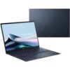 Na zdjęciu widoczny jest otwarty laptop z ekranem wyświetlającym grafikę z napisem "ASUS Zenbook" oraz zamknięta pokrywa laptopa z geometrycznym wzorem. Klawiatura laptopa jest ciemna, a na touchpadzie znajdują się delikatne oznaczenia numeryczne.