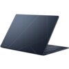 Na zdjęciu widoczny jest zamknięty laptop w ciemnym kolorze z subtelnymi liniami na obudowie. W dolnym rogu znajduje się napis "ASUS Zenbook".