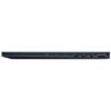 Na zdjęciu widoczny jest bok zamkniętego laptopa w ciemnym kolorze z kilkoma portami, w tym dwoma portami USB-C, gniazdem audio oraz portem HDMI. Laptop ma smukły profil i widoczne są otwory wentylacyjne.