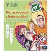 Okładka książki przedstawia ilustracje kilku postaci oraz psa, a także napis "Pierwsza pomoc z Bohaterskimi" i "Interaktywna mówiąca książka". Na otwartej stronie książki widoczne są różne sceny, w tym znak "STOP" oraz napis "ZATRZYMAJ SIĘ!", a także nume
