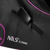 Czarna torba z różowymi akcentami posiada kieszeń zamykaną na zamek błyskawiczny, w której znajduje się czarny telefon. Na torbie widoczne jest logo "NILS EXTREME".