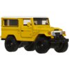 Żółty model samochodu terenowego z czarnymi kołami i białym dachem, z przodu widoczny napis "TOYOTA". Samochód ma szczegółowo odwzorowane elementy, takie jak reflektory i zderzaki.