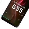 Na zdjęciu widoczny jest fragment ekranu telefonu z nałożonym szkłem ochronnym, na którym znajduje się napis "MOTOROLA MOTO G55". W tle widać abstrakcyjne wzory w odcieniach czerwieni i brązu oraz litery "N", "E", "W".