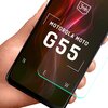 Na zdjęciu widoczny jest telefon z wyświetlaczem, na którym znajduje się tekst: "3mk MOTOROLA MOTO G55". Obok ekranu umieszczone jest przezroczyste szkło ochronne, a na ekranie widoczne są litery "N", "E", "W".