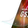 Przezroczyste szkło hybrydowe jest lekko uniesione nad ekranem telefonu, na którym widoczny jest kolorowy wzór. Na ekranie znajduje się tekst: "MOTOROLA G55".