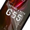 Zdjęcie przedstawia zbliżenie na ekran telefonu z nałożonym szkłem ochronnym, na którym widoczny jest napis "MOTOROLA MOTO G55". Tło ekranu ma ciemne, abstrakcyjne wzory w odcieniach czerwieni i fioletu.