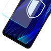 Na zdjęciu widoczny jest telefon z nałożonym szkłem ochronnym, na ekranie którego wyświetlają się niebieskie, faliste wzory z białymi kropkami. Na szkło nałożona jest grafika białej tarczy, symbolizująca ochronę.