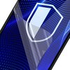 Na zdjęciu widać fragment telefonu z nałożonym szkłem ochronnym, na którym znajduje się biały symbol tarczy. Tło ekranu jest niebieskie z wzorem złożonym z drobnych kropek i falistych linii.