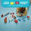 Na zdjęciu widoczne są klocki LEGO z serii DUPLO, w tym czerwony samochód, klucz, niebieski kubek oraz różne elementy konstrukcyjne. W górnej części zdjęcia znajduje się niebieski baner z tekstem: "LOGICAL THINKING + EXPRESSING YOURSELF" oraz "PLAY OUT ST