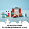 Na zdjęciu znajduje się zestaw klocków, w tym czerwony samochód, budynek z białymi drzwiami, niebieska walizka oraz różne akcesoria warsztatowe. Widoczny jest napis "DOCTOR HUDSON" na jednym z elementów oraz tekst: "Szczegółowy zestaw do budowy garażu ze 