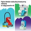 Na zdjęciu widoczne są trzy zestawy klocków LEGO, każdy z innym motywem. W lewym górnym rogu znajduje się tekst: "Fajne detale rozbudzą kreatywną zabawę w odgrywanie ról", a na jednym z klocków widnieje napis "DOCTOR HUDSON".