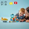 Na zdjęciu znajdują się dwa zestawy klocków LEGO przedstawione na zielonym tle. Po lewej stronie widoczny jest budynek z numerem "10449", a po prawej ambulans z numerem "10447".