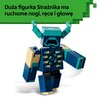 Na zdjęciu znajduje się duża figurka z klocków, przedstawiająca postać z gry Minecraft, z ruchomymi nogami, rękami i głową. W górnej części obrazu widnieje tekst: "Duża figurka Strażnika ma ruchome nogi, ręce i głowę".