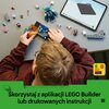 Na zdjęciu widoczny jest zestaw klocków LEGO oraz tablet z aplikacją, na którym wyświetlana jest instrukcja budowy. Na dole zdjęcia znajduje się tekst: "Skorzystaj z aplikacji LEGO Builder lub drukowanych instrukcji" oraz logo LEGO.