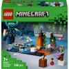Pudełko zestawu LEGO 21274 Minecraft Spotkanie ze strażnikiem przedstawia scenę z klocków, w której znajduje się duża, niebieska postać oraz różne elementy krajobrazu, takie jak woda, rośliny i struktury z klocków. Na górze opakowania widnieje logo LEGO o