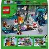 Opakowanie zestawu LEGO 21274 Minecraft Spotkanie ze strażnikiem przedstawia scenę z klocków, w której znajdują się różnorodne elementy, takie jak postacie, konstrukcje i akcesoria związane z grą Minecraft. Na opakowaniu widoczne jest logo LEGO oraz napis