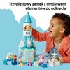 Na zdjęciu znajduje się zestaw klocków przedstawiający trzypiętrowy zamek z różnymi elementami, w tym figurkami i akcesoriami. Na górze zdjęcia widnieje tekst: "Trzypiętrowy zamek z mnóstwem elementów do odkrycia".