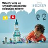 Na zdjęciu znajduje się zestaw klocków przedstawiający lodowy zamek z wieżą, z postaciami z bajki oraz różnymi akcesoriami. W górnej części obrazu widnieje tekst: "Maluchy uczą się umiejętności poprzez wciągającą zabawę", a obok logo "Disney Frozen" oraz 