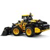 Na zdjęciu znajduje się model LEGO przedstawiający ładowarkę kołową Volvo L120 Electric z serii Technic, z widocznymi żółtymi i czarnymi elementami konstrukcyjnymi oraz napisem "VOLVO" na przodzie. Model posiada szczegółowe elementy, takie jak koła, kabin