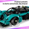 Na zdjęciu znajduje się model samochodu z klocków w kolorze turkusowym z czarnymi i żółtymi elementami, z widocznym mechanizmem skręcania kół. Na górze zdjęcia widnieje tekst: "Przekręć pokrętło na dachu samochodu, aby skręcać".