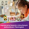 Na zdjęciu widoczny jest zestaw klocków LEGO, przedstawiający scenę z imprezy przy basenie z dmuchanym jednorożcem i flamingiem. W lewym górnym rogu znajdują się ikony z liczbą 5+ oraz 99, a na dole zdjęcia widnieje napis: "Impreza przy basenie z dmuchany