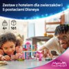 Na zdjęciu znajduje się zestaw klocków z hotelem dla zwierzaków i pięcioma postaciami Disneya, z oznaczeniem wiekowym 4+ i liczbą elementów 161. W prawym dolnym rogu widnieje logo "Disney Junior Minnie".