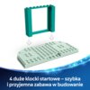 Na zdjęciu widoczne są dwa duże klocki LEGO w kolorze turkusowym i jasnoniebieskim, z białymi strzałkami wskazującymi na ich połączenie. Na dole znajduje się napis: "4 duże klocki startowe – szybka i przyjemna zabawa w budowanie".
