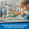Na zdjęciu widoczny jest zestaw klocków LEGO przedstawiający samolot pogotowia ratunkowego, z dzieckiem bawiącym się modelem na biurku. W dolnej części zdjęcia znajduje się napis: "Samolot pogotowia ratunkowego dla dzieci w wieku od 6 lat", a obok ikony z