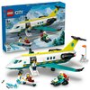 Zestaw LEGO City "Samolot pogotowia ratunkowego" o numerze 60465, składający się z 403 elementów, przedstawia biało-żółty samolot z zielonymi skrzydłami oraz figurki ratowników i pacjenta. W tle widoczna jest ilustracja zimowego krajobrazu z lotniskiem, a