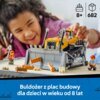 Na zdjęciu znajduje się żółty buldożer z klocków, otoczony figurkami robotników i elementami budowy. Na dole widnieje napis: "Buldożer z plac budowy dla dzieci w wieku od 8 lat", a w rogu są ikony z oznaczeniem "8+" i "682".