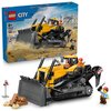 Na zdjęciu znajduje się zestaw klocków LEGO City z modelem żółtego buldożera, oznaczony numerem 60466, składający się z 682 elementów. W tle widoczne jest opakowanie z grafiką przedstawiającą buldożer na placu budowy oraz figurki pracowników budowlanych.