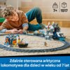 Na zdjęciu znajduje się zestaw klocków LEGO przedstawiający zdalnie sterowaną lokomotywę arktyczną na torach, z elementami krajobrazu zimowego. Na dole widoczny jest napis: "Zdalnie sterowana arktyczna lokomotywa dla dzieci w wieku od 7 lat", a w rogu iko
