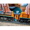 Na zdjęciu widoczny jest zestaw klocków LEGO przedstawiający pociąg z serii City, złożony z pomarańczowych wagonów z czarnymi i niebieskimi detalami. Dwie dłonie trzymają wagony, a wewnątrz jednego z nich znajdują się figurki LEGO.